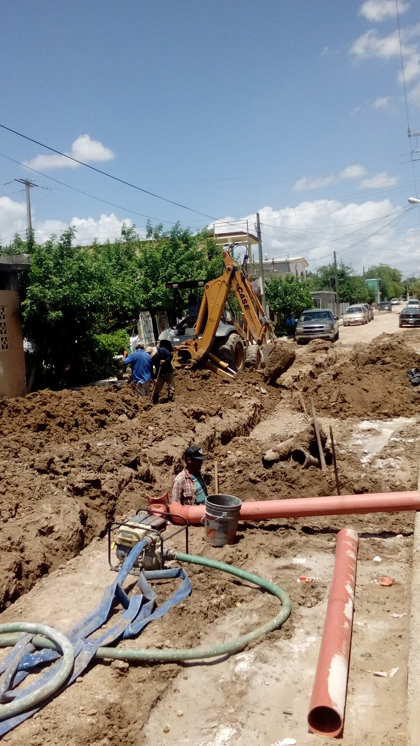 Proceso de perforación de calle para instalación de drenaje