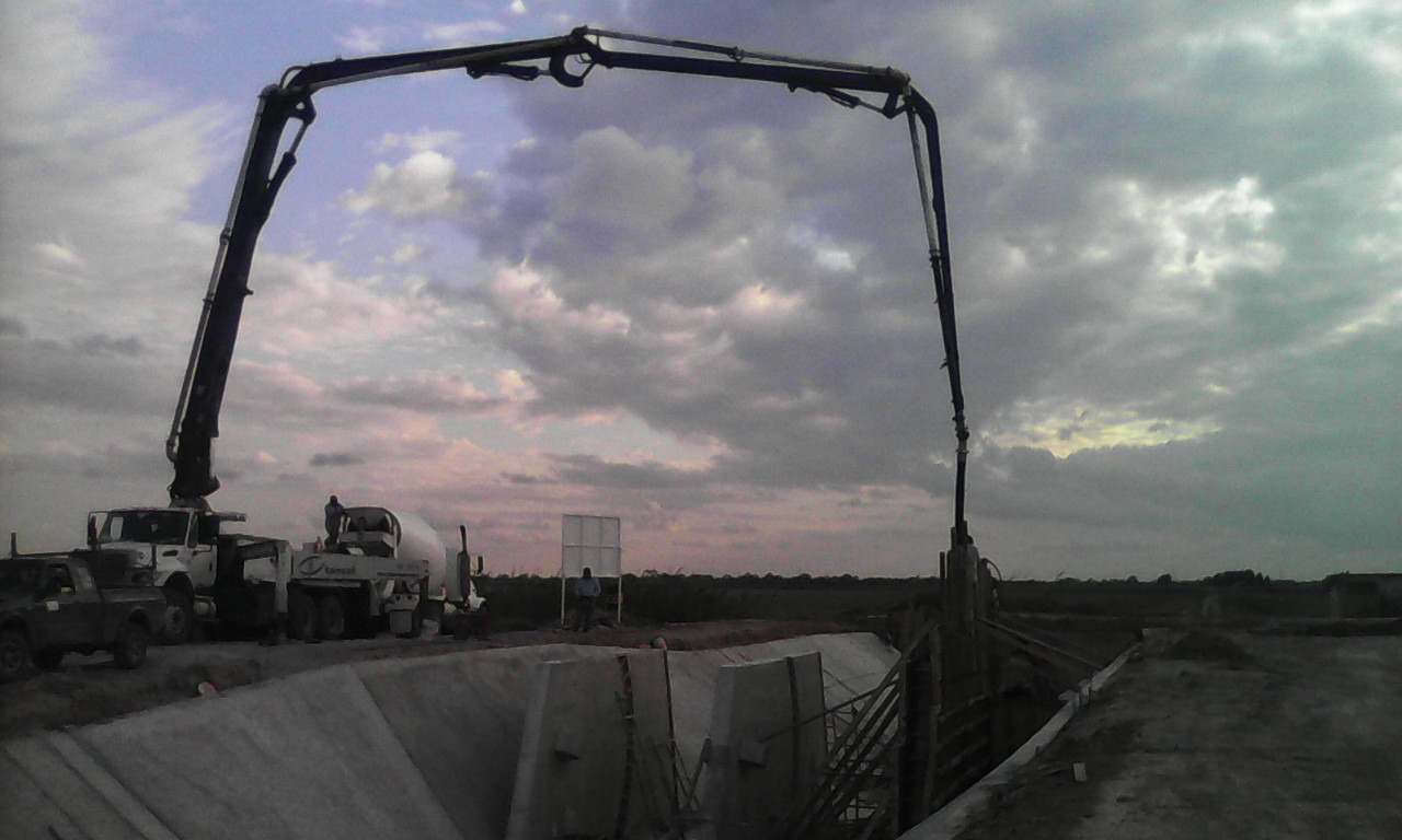 Vaciado de concreto para proyecto de represa en obra civil hidroagricola