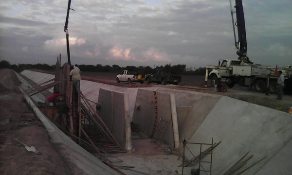 PIENSA en Obra Civil, muestra personal vaciando concreto.