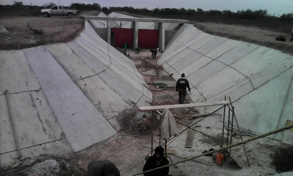 PIENSA en Obra Civil, terminando puente represa para drenaje pluvial y aprovechamiento de aguas