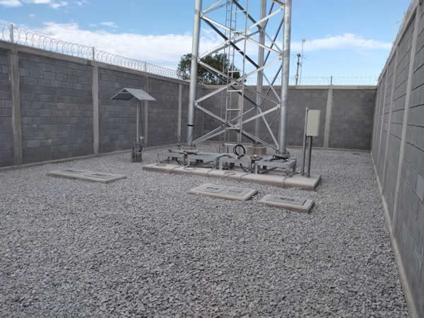 Muestra instalaciones de torre de telecomunicaciones terminada y entregada