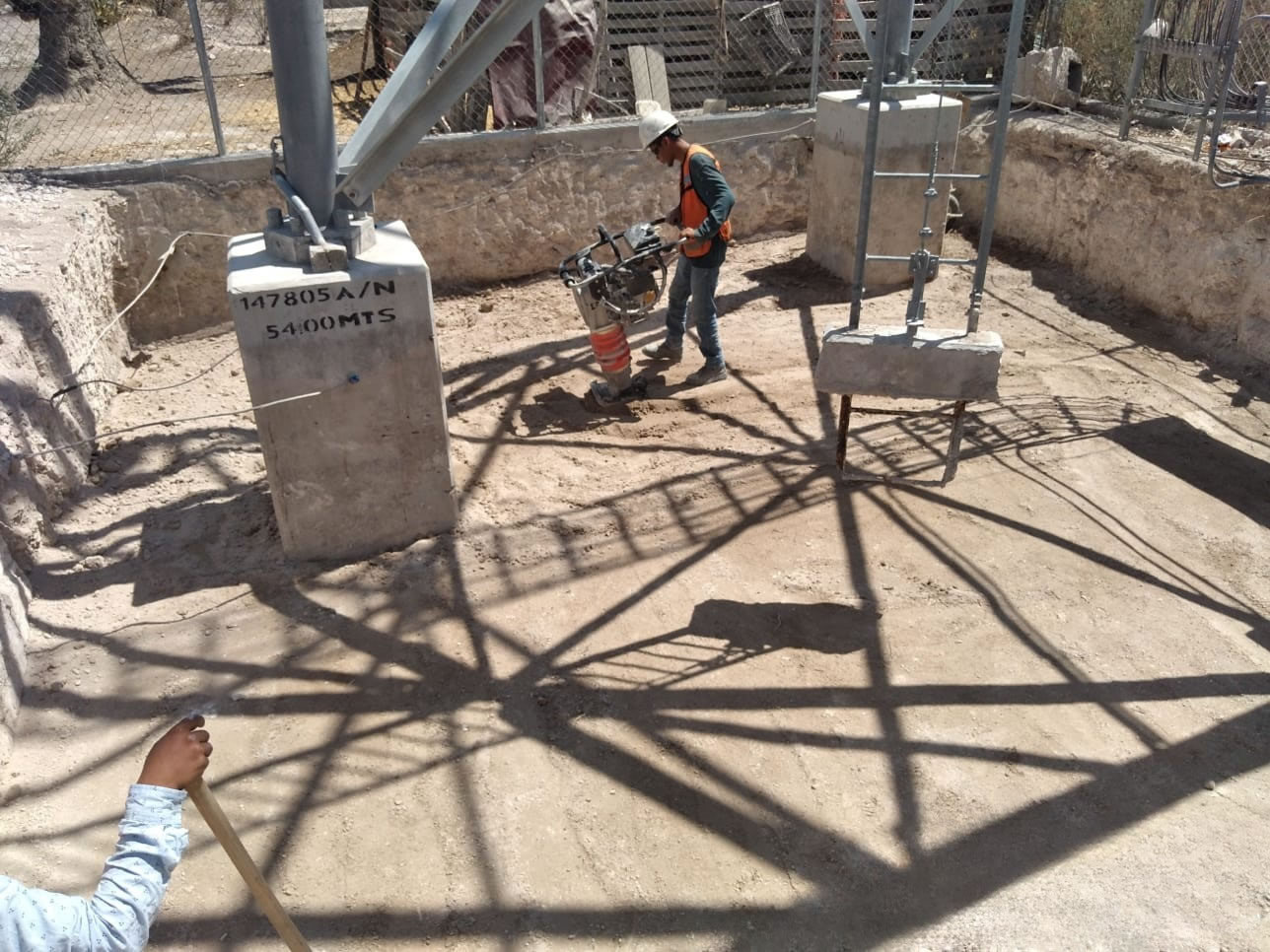 Muestra equipo PIENSA emparejando terreno de reforzamiento de estructuras y bases de torre de telecomunicaciones