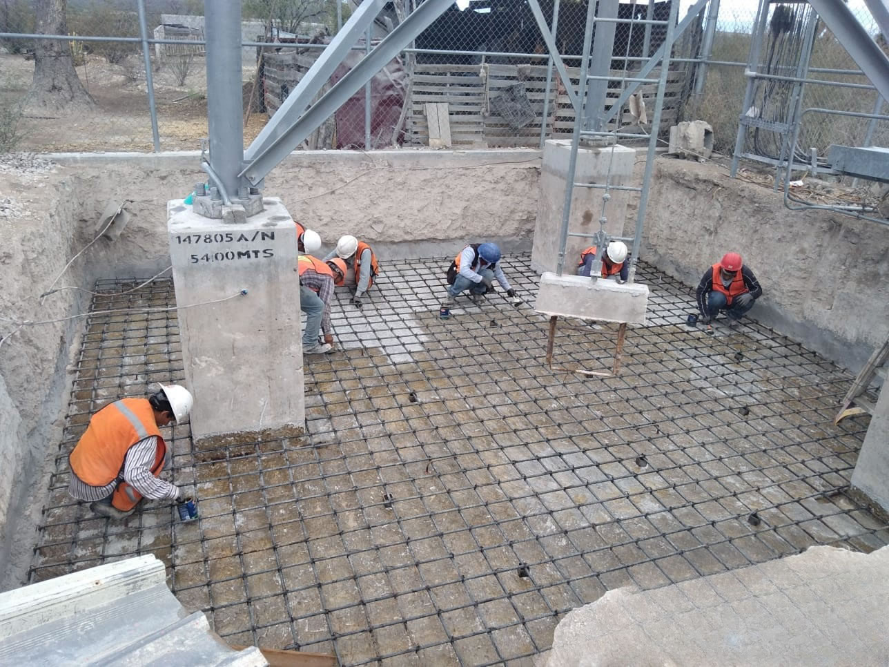 Muestra equipo PIENSA instalando cimentación
