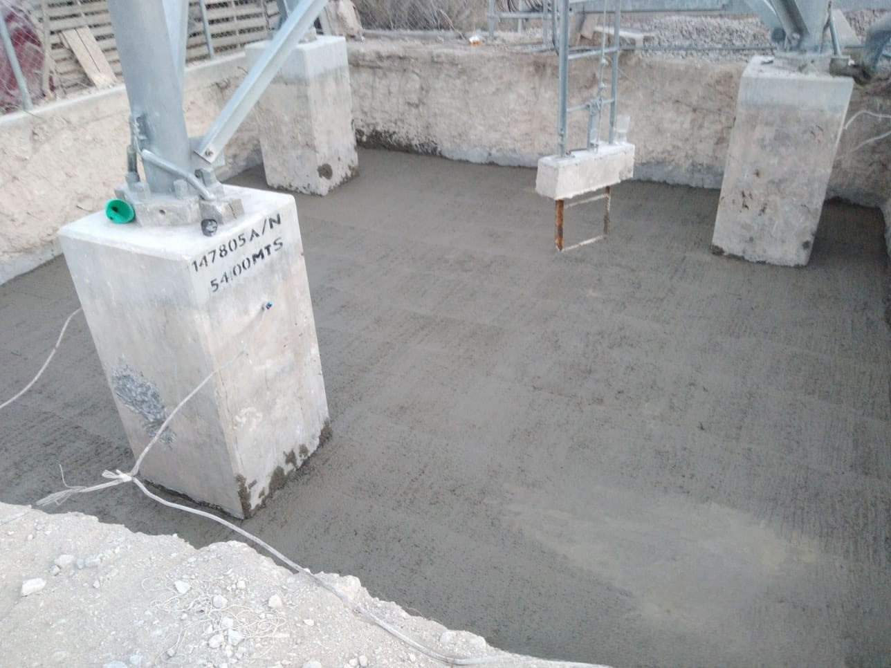 Muestra equipo PIENSA terminando de vaciar losa