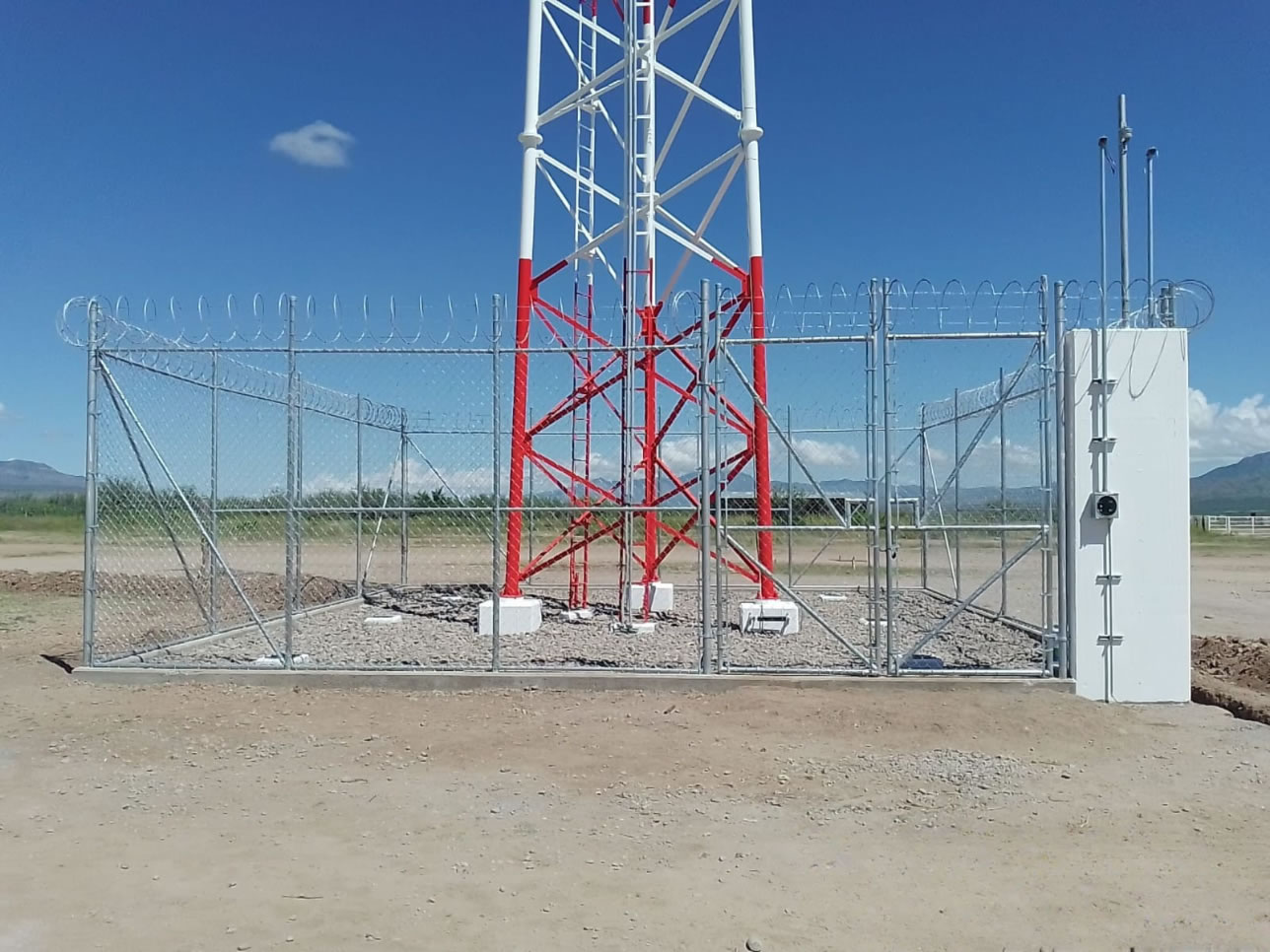 Muestra equipo PIENSA entregando el refuerzo de estructura soporte de torre de telecomunicaciones
