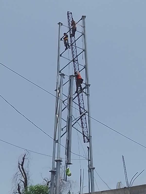 Muestra equipo PIENSA emparejando terreno de reforzamiento de estructuras y bases de torre de telecomunicaciones