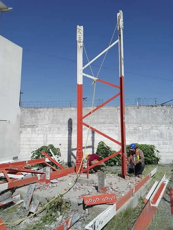 Muestra equipo PIENSA instalando cimentación