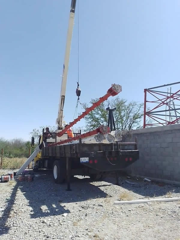 Muestra equipo PIENSA terminando de vaciar losa