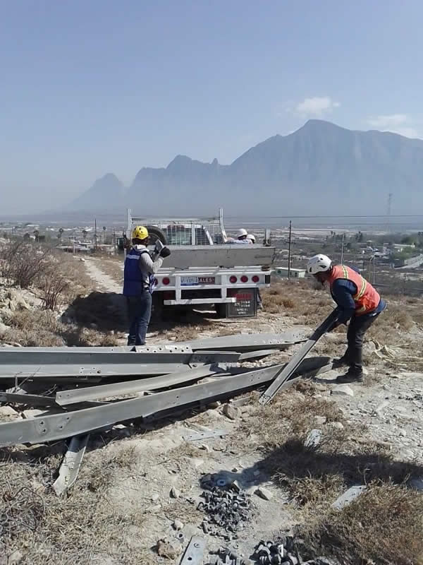 Muestra equipo PIENSA entregando el refuerzo de estructura soporte de torre de telecomunicaciones