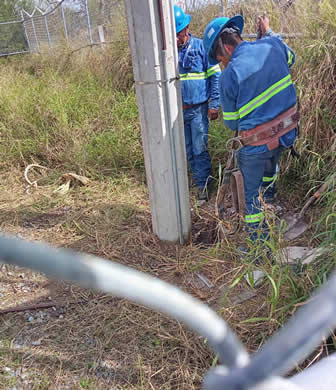 Equipo de PIENSA realizando una bajada eléctrica