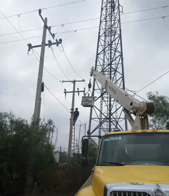 Equipo de PIENSA realizando una bajada eléctrica