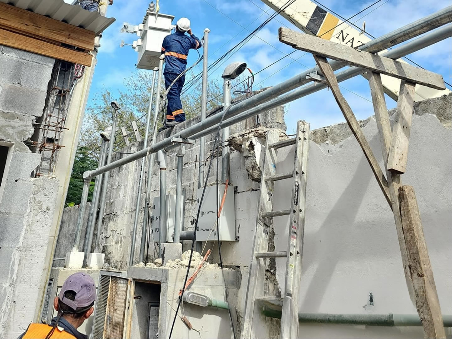 Equipo de PIENSA realizando una bajada eléctrica