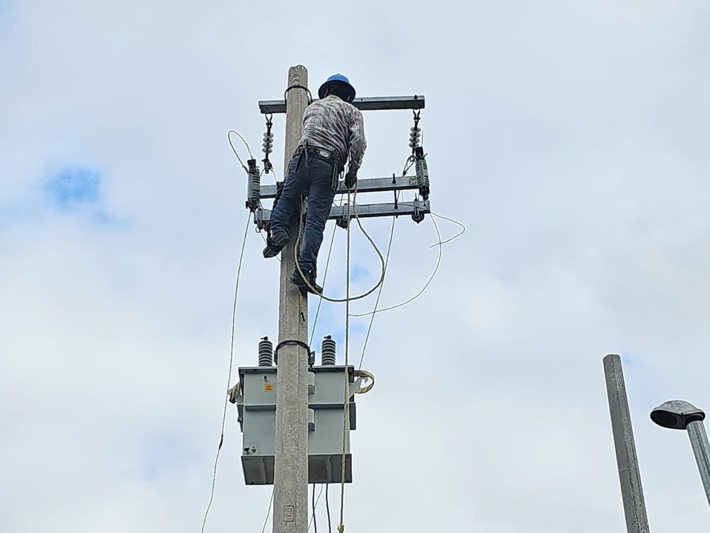 Equipo de PIENSA realizando una bajada eléctrica
