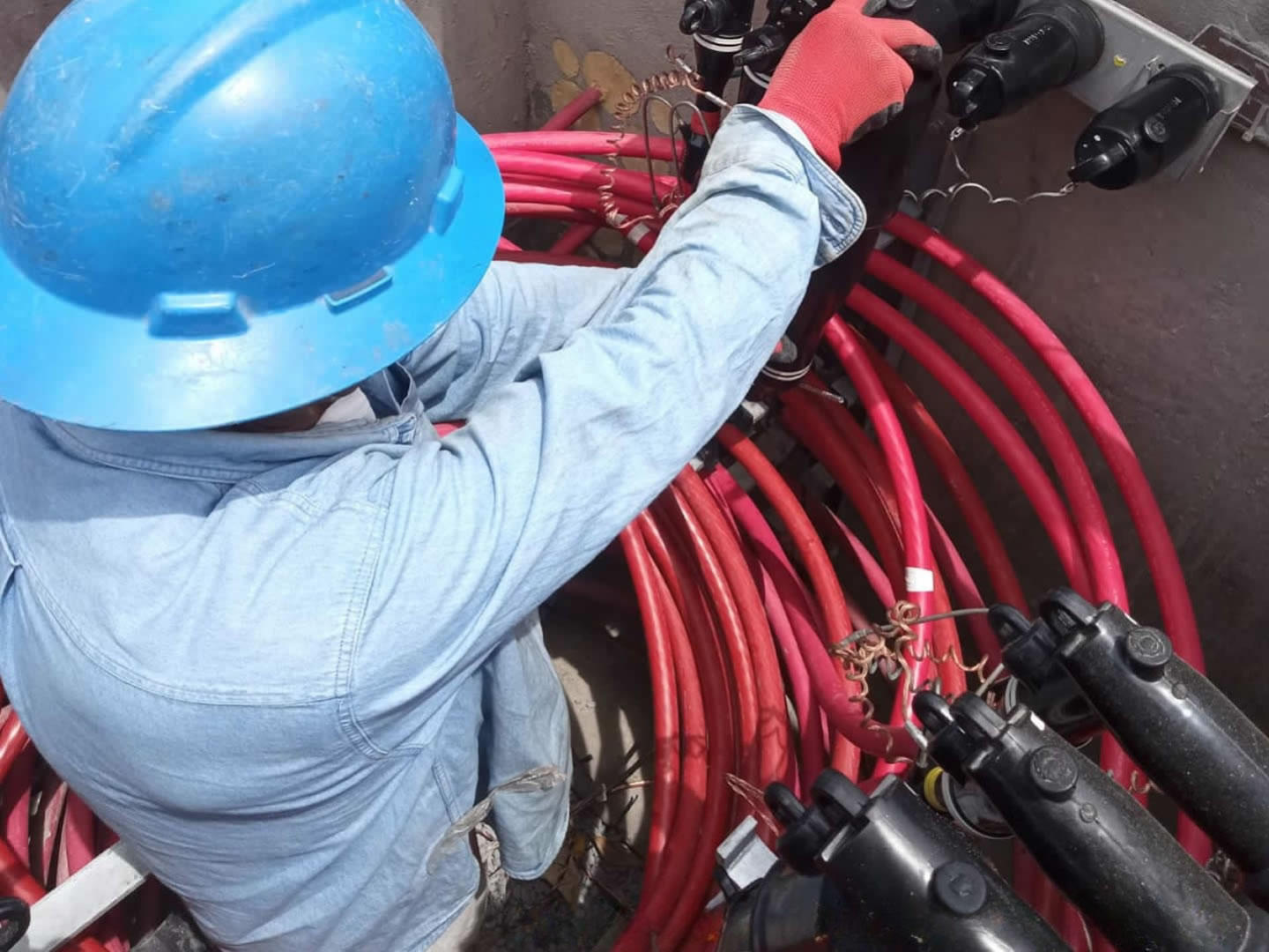 Equipo de PIENSA realizando una bajada eléctrica