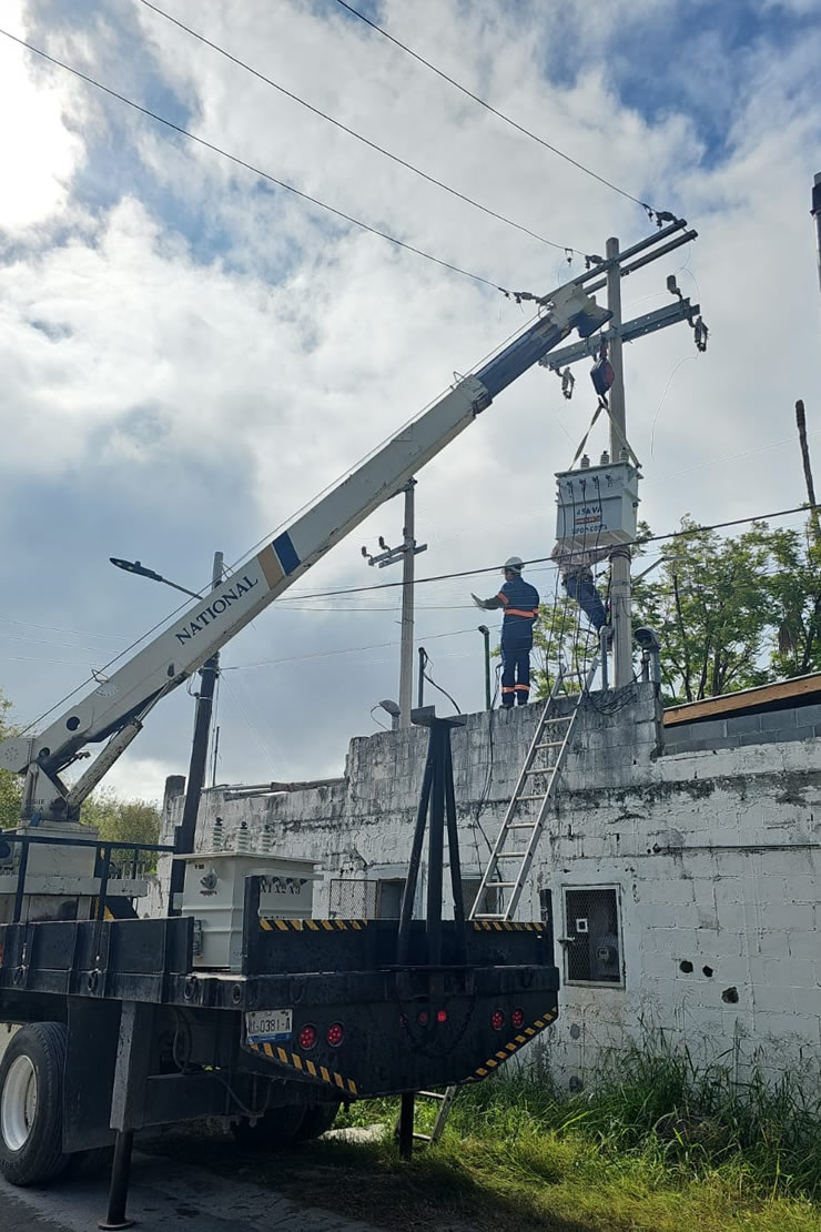 Muestra nuestro equipo de PIENSA especialista electrico en proceso de bajada eléctrica en instalacion de media tensión