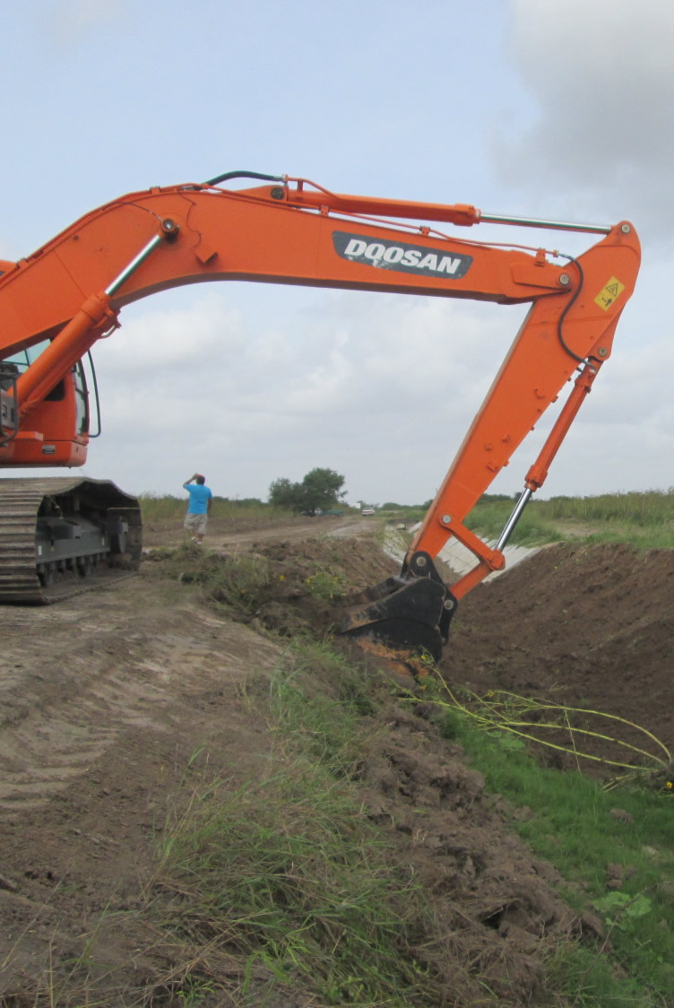 Nuestras maquinas trabajando en obra civil de ampliación de canal para hacer represa