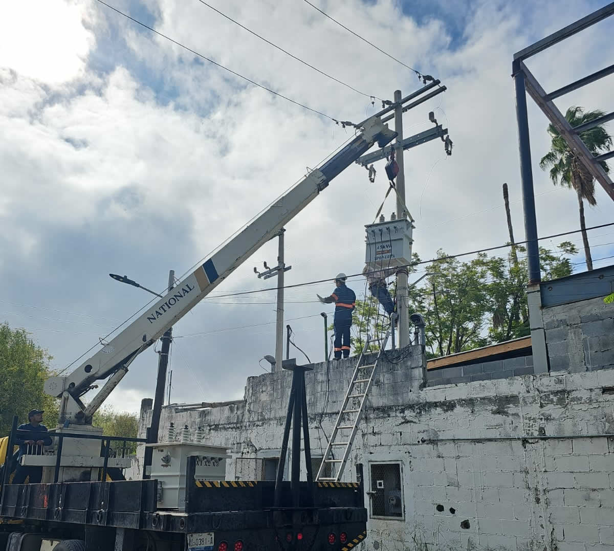 Muestra proceso de instalación de sistema eléctrico.